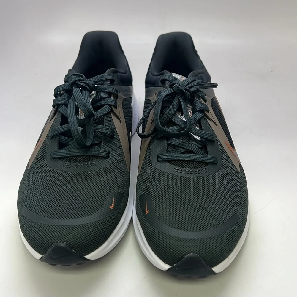 Women’s Nike Quest 5 Sneakers Size 7.5 Dark Smoke Grey/ Metallic Silver NWOB - Picture 5 of 9